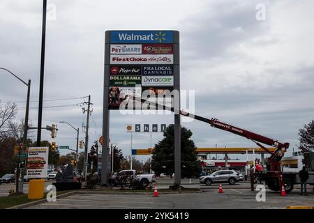 Lavoratore in una gru a benna che cambia i segnali al centro commerciale Smart Centres in Dougall Avenue a Windsor, Ontario, Canada Foto Stock