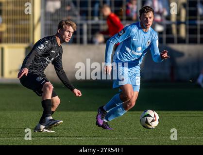 Monaco, Germania. 16 novembre 2024. Andy Breuer (SpVgg Unterhaching, n. 26) und Lukas Reich (TSV 1860 Muenchen, n. 20). GER, TSV 1860 Muenchen gegen SpVgg Unterhaching, Fussball, Bayerischer Totopokal, Viertelfinale, Saison 2024/2025, 16.11.2024. foto: Eibner-Pressefoto/Heike Feiner credito: dpa/Alamy Live News Foto Stock