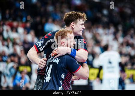 Kiel, Germania. 17 novembre 2024. Jubel Jim Gottfridsson (SG Flensburg-Handewitt, #24), Lukas Joergensen (SG Flensburg-Handewitt, #25) GER, THW Kiel vs. SG Flensburg-Handewitt, Handball, Bundesliga, Spieltag, 10, Saison 2024/2025, 17.11.2024 foto: Eibner-Pressefoto/Marcel von Fehrn credito: dpa/Alamy Live News Foto Stock