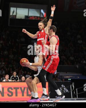 Carsen Edwards (FC Bayern Basketball, n. 3) versucht Sam Griesel (Telekom Baskets Bonn, n. 2) zu blocken. GER, FC Bayern Basketball vs. Telekom Baskets Bonn, Basketball, 1.Bundesliga, Saison 2024/2025, 17.11.2024, foto: Eibner-Pressefoto/Marcel Engelbrecht Foto Stock