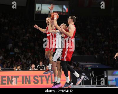 Carsen Edwards (FC Bayern Basketball, n. 3) versucht Sam Griesel (Telekom Baskets Bonn, n. 2) zu blocken. GER, FC Bayern Basketball vs. Telekom Baskets Bonn, Basketball, 1.Bundesliga, Saison 2024/2025, 17.11.2024, foto: Eibner-Pressefoto/Marcel Engelbrecht Foto Stock