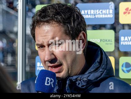 Chef-allenatore Argirios Giannikis (TSV 1860 Muenchen) beim Fernseh - intervista mit dem Bayerischen Rundfunk vor der Partie. GER, TSV 1860 Muenchen gegen SpVgg Unterhaching, Fussball, Bayerischer Totopokal, Viertelfinale, Saison 2024/2025, 16.11.2024. foto: Eibner-Pressefoto/Heike Feiner Foto Stock