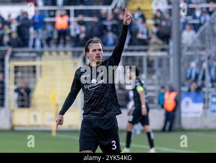 Max Lamby (SpVgg Unterhaching, n. 3) reklamierend. GER, TSV 1860 Muenchen gegen SpVgg Unterhaching, Fussball, Bayerischer Totopokal, Viertelfinale, Saison 2024/2025, 16.11.2024. foto: Eibner-Pressefoto/Heike Feiner Foto Stock