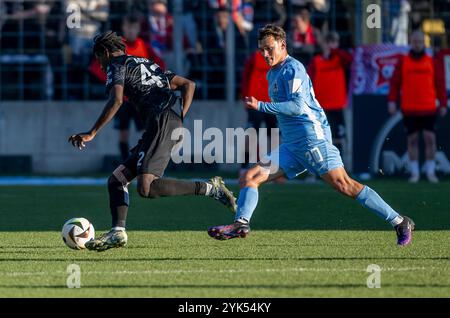 Lukas Reich (TSV 1860 Muenchen, n. 20) verfolgt Gibson Nana Adu (SpVgg Unterhaching, n. 42). GER, TSV 1860 Muenchen gegen SpVgg Unterhaching, Fussball, Bayerischer Totopokal, Viertelfinale, Saison 2024/2025, 16.11.2024. foto: Eibner-Pressefoto/Heike Feiner Foto Stock