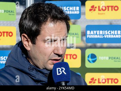 Chef-allenatore Argirios Giannikis (TSV 1860 Muenchen) beim Fernseh - intervista mit dem Bayerischen Rundfunk vor der Partie / Ritratto / Ritratto. GER, TSV 1860 Muenchen gegen SpVgg Unterhaching, Fussball, Bayerischer Totopokal, Viertelfinale, Saison 2024/2025, 16.11.2024. foto: Eibner-Pressefoto/Heike Feiner Foto Stock