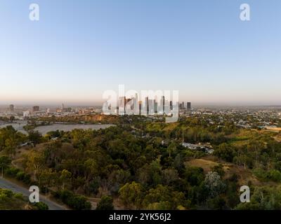 Alba sul centro di Los Angeles, California, vista aerea dall'Elysian Park. Cielo limpido. Foto Stock