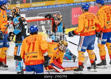 Linz, Austria. 17 novembre 2024. LINZ, AUSTRIA - 17 NOVEMBRE: Evan Anthony Stevenson Cowley di Migross Supermercati Asiago Hockey e Ken Ograjensek di Steinbach Black Wings Linz durante la partita di hockey SU GHIACCIO DI due giorni tra Steinbach Black Wings Linz e Migross Supermercati Asiago Hockey al Linz AG Eisarena il 17 novembre 2024 a Linz, Austria.241117 SEPA 20 030 - 20241117 PD4606 AlamreDesk News: APA-PictureDesk Live Foto Stock