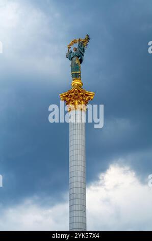 Statua di Berehynia sulla sommità del monumento di indipendenza sul Maidan Nezalezhnosti a Kiev, Ucraina Foto Stock