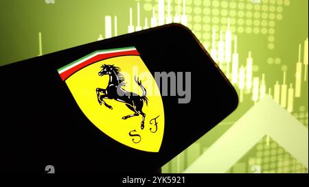 Konskie, Polonia - 15 novembre 2024: Logo aziendale Ferrari visualizzato sul cellulare Foto Stock