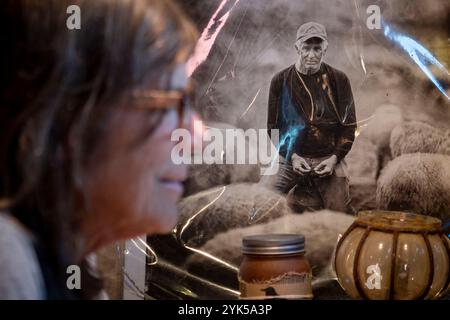 Dominique Herman cresce Merino Sheep nella sua fattoria a Warwick, New York. Il suo mentore Eugene Wyatt (nella foto) era un agricoltore autodidatta di prima generazione, che trascorse 28 anni coltivando il Gold standard della lana sassone Merino. Herman e Wyatt rimasero fedeli a quella missione fino al suo suicidio nel maggio 2018, quando assunse la gestione della fattoria. (Foto USDA/FPAC di Preston Keres) Foto Stock