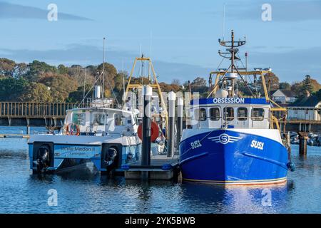 Barche da pesca e pescherecci a strascico nel porto di Lymington sul fiume Lymington, Hampshire, regno unito Foto Stock