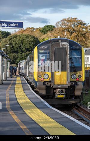 Ferrovia sudoccidentale Desiro classe 450 treno a unità multiple electic EMU nella piattaforma presso la stazione ferroviaria del molo di Lymington a New Forest, Hampshire, Regno Unito Foto Stock