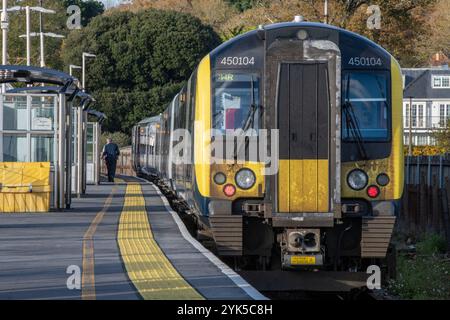 Ferrovia sudoccidentale 450 Desiro unità elettrica multipla nella piattaforma presso la stazione ferroviaria di Lymington Pier, Lymington, New Forest, Hampshire, Regno Unito Foto Stock