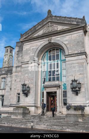 Ingresso anteriore agli uffici del consiglio del centro amministrativo di Southampton nel centro città, Southampton, Regno Unito Foto Stock