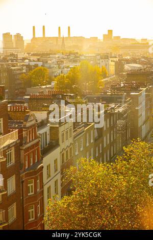 Una vista sulle case residenziali e i parchi di Chelsea verso Battersea con la centrale elettrica in lontananza Foto Stock