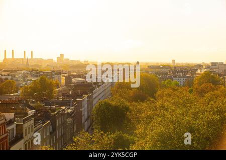 Una vista sulle case residenziali e i parchi di Chelsea verso Battersea con la centrale elettrica in lontananza Foto Stock