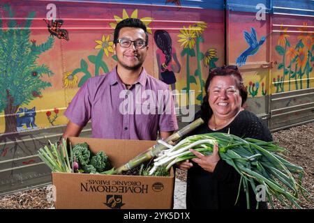 Una varietà di frutta e verdura è inclusa in una scatola di prodotti tipici della Comunità supportata dall’Agricoltura (CSA) di Huerta del Valle (HDV), di proprietà del Dipartimento dell’Agricoltura degli Stati Uniti (USDA) Natural Resources Conservation Service (NRCS), conservatore del distretto di Redlands, Tomas Aguilar-Campos, e preparato dal co-fondatrice HDV e direttore esecutivo Maria Alonso presso la Comunità biologica di 4 acri ha sostenuto Garden and Farm nel mezzo di una comunità urbana a basso reddito, dove lavorano a stretto contatto con lei mentre continua a migliorare le attività agricole in Ontario, California, il 13 novembre 2018. USDA NR Foto Stock