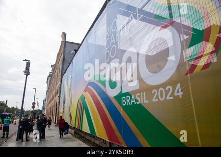 (241117) -- RIO DE JANEIRO, 17 novembre 2024 (Xinhua) -- le persone conversano di fronte al logo del G20 a Rio de Janeiro, Brasile, 17 novembre 2024. Il 19° vertice del G20 è in programma dal 18 al 19 novembre a Rio de Janeiro. (Xinhua/Wang Tiancong) Foto Stock