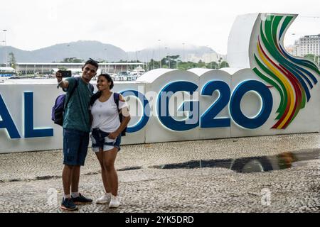 (241117) -- RIO DE JANEIRO, 17 novembre 2024 (Xinhua) -- i turisti fanno selfie davanti al logo del G20 a Rio de Janeiro, Brasile, 16 novembre 2024. Il 19° vertice del G20 è in programma dal 18 al 19 novembre a Rio de Janeiro. (Xinhua/Wang Tiancong) Foto Stock