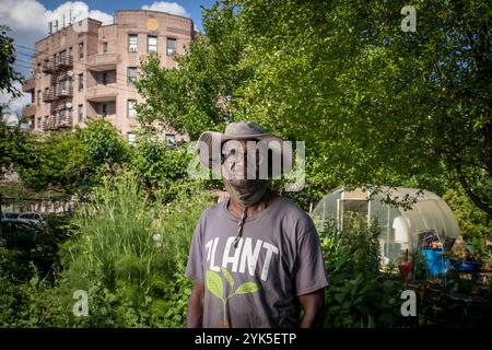 Il Co-direttore della Taqwa Community Farm e Market Manager Bobby Watson per il parco di mezzo ettaro operava come giardino comunitario nel quartiere Highbridge del Bronx, New York City. (Foto USDA/FPAC di Preston Keres) Foto Stock