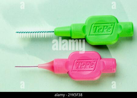 Primo piano di due pennelli dentari interdentali Tepe Foto Stock