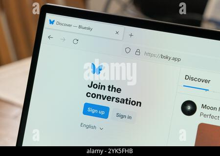 Logo Bluesky e homepage sullo schermo di un notebook. Un'app di social media che attrae nuovi follower. Un progetto finanziato da Twitter con contenuti più moderati Foto Stock
