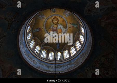 Cupola, chiesa neo-bizantina di Agios Andreas, soffitto dipinto, interno, vista dal basso, Patrasso, Peloponneso, Grecia occidentale, Grecia, Europa Foto Stock