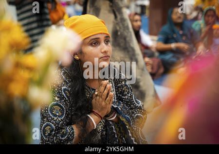 I devoti sikh offrono preghiere in un Gurudwara in occasione del Guru Nanak Jayanti, a Guwahati, Assam, India il 15 novembre 2024. Guru Nanak Jayanti, A. Foto Stock