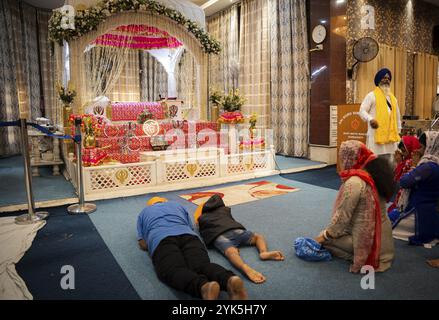 I devoti sikh offrono preghiere in un Gurudwara in occasione del Guru Nanak Jayanti, a Guwahati, Assam, India il 15 novembre 2024. Guru Nanak Jayanti, A. Foto Stock