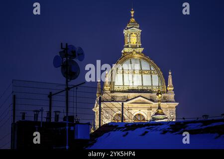 Cupola illuminata di un edificio di notte, circondata da tecnologia moderna e neve, il Museo Nazionale ceco Foto Stock