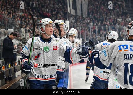 Augusta, Germania. 17 novembre 2024. Jubel nach dem Treffer zum 0-1 durch Tyler BOLAND (Iserlohn Roosters 10)/Freude/Happy/Tor/Torschuezte/DEL: Augsburger Panther - Iserlohn Roosters, Curt Frenzel Stadion AM 17.11.2024 crediti: dpa/Alamy Live News Foto Stock