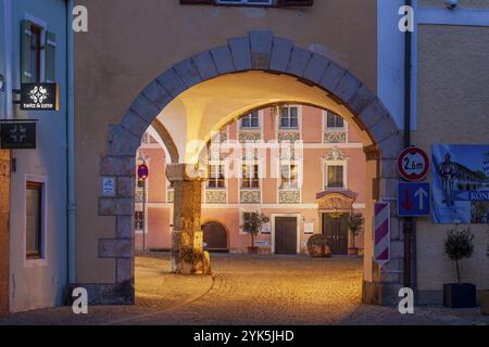 Galleria e Palazzo reale sulla Piazza del Palazzo nel centro storico al crepuscolo, Berchtesgaden, Berchtesgadener Land, alta Baviera, Baviera, Germania, Europa Foto Stock