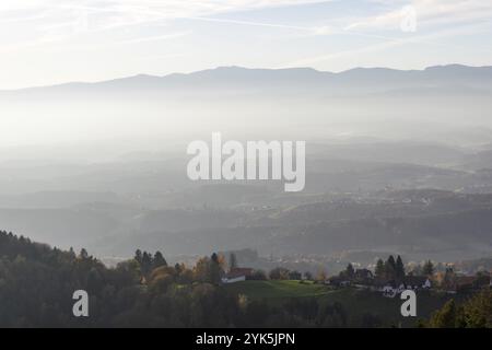 Atmosfera autunnale alla luce della sera, foresta con colori fogliari, paesaggio collinare, vigneti, vista dal punto panoramico di Demmerkogel, St. Andrae Foto Stock