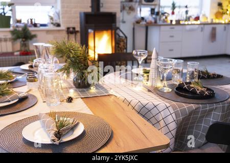 Festive interno della casa è decorato per Natale e Capodanno in stile loft con stufa nera, camino, albero di Natale. Accogliente monolocale con set Foto Stock
