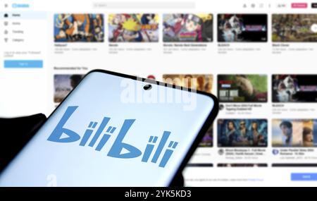 il logo bilibili viene visualizzato sullo smartphone. Bilibili è un sito di condivisione video. Foto Stock