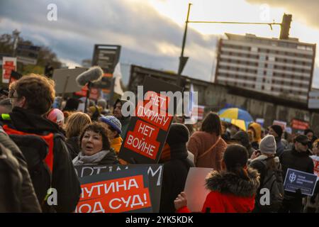 Tausende Menschen gingen am Sonntagnachmittag in Berlin-Mitte auf die Straße, um ein starkes Zeichen gegen Wladimir Putin, den Krieg in der Ukraine und die Unterdrückung in Russland zu setzen. Unter dem motto Nein zu Putin Freiheit für politische Gefangene forderten die Demonstranten den sofortigen Abzug der russischen Truppen aus der Ukraine, Die Freilassung aller politischen Gefangenen und die Anklage Putins als Kriegsverbrecher. MIT Plakaten und Sprechchören machten sie deutlich: Der Krieg muss beendet werden Berlin Deutschland *** migliaia di persone sono scese per le strade di Berlino Foto Stock