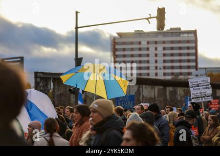 Tausende Menschen gingen am Sonntagnachmittag in Berlin-Mitte auf die Straße, um ein starkes Zeichen gegen Wladimir Putin, den Krieg in der Ukraine und die Unterdrückung in Russland zu setzen. Unter dem motto Nein zu Putin Freiheit für politische Gefangene forderten die Demonstranten den sofortigen Abzug der russischen Truppen aus der Ukraine, Die Freilassung aller politischen Gefangenen und die Anklage Putins als Kriegsverbrecher. MIT Plakaten und Sprechchören machten sie deutlich: Der Krieg muss beendet werden Berlin Deutschland *** migliaia di persone sono scese per le strade di Berlino Foto Stock