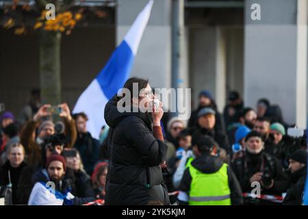 Tausende Menschen gingen am Sonntagnachmittag in Berlin-Mitte auf die Straße, um ein starkes Zeichen gegen Wladimir Putin, den Krieg in der Ukraine und die Unterdrückung in Russland zu setzen. Unter dem motto Nein zu Putin Freiheit für politische Gefangene forderten die Demonstranten den sofortigen Abzug der russischen Truppen aus der Ukraine, Die Freilassung aller politischen Gefangenen und die Anklage Putins als Kriegsverbrecher. MIT Plakaten und Sprechchören machten sie deutlich: Der Krieg muss beendet werden Berlin Deutschland *** migliaia di persone sono scese per le strade di Berlino Foto Stock