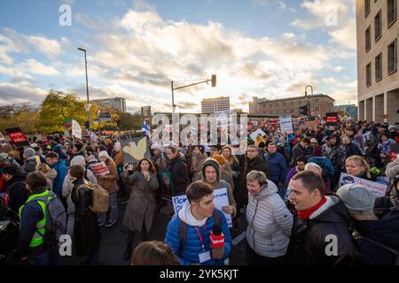 Tausende Menschen gingen am Sonntagnachmittag in Berlin-Mitte auf die Straße, um ein starkes Zeichen gegen Wladimir Putin, den Krieg in der Ukraine und die Unterdrückung in Russland zu setzen. Unter dem motto Nein zu Putin Freiheit für politische Gefangene forderten die Demonstranten den sofortigen Abzug der russischen Truppen aus der Ukraine, Die Freilassung aller politischen Gefangenen und die Anklage Putins als Kriegsverbrecher. MIT Plakaten und Sprechchören machten sie deutlich: Der Krieg muss beendet werden Berlin Deutschland *** migliaia di persone sono scese per le strade di Berlino Foto Stock