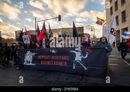 Tausende Menschen gingen am Sonntagnachmittag in Berlin-Mitte auf die Straße, um ein starkes Zeichen gegen Wladimir Putin, den Krieg in der Ukraine und die Unterdrückung in Russland zu setzen. Unter dem motto Nein zu Putin Freiheit für politische Gefangene forderten die Demonstranten den sofortigen Abzug der russischen Truppen aus der Ukraine, Die Freilassung aller politischen Gefangenen und die Anklage Putins als Kriegsverbrecher. MIT Plakaten und Sprechchören machten sie deutlich: Der Krieg muss beendet werden Berlin Deutschland *** migliaia di persone sono scese per le strade di Berlino Foto Stock