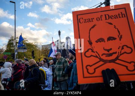 Tausende Menschen gingen am Sonntagnachmittag in Berlin-Mitte auf die Straße, um ein starkes Zeichen gegen Wladimir Putin, den Krieg in der Ukraine und die Unterdrückung in Russland zu setzen. Unter dem motto Nein zu Putin Freiheit für politische Gefangene forderten die Demonstranten den sofortigen Abzug der russischen Truppen aus der Ukraine, Die Freilassung aller politischen Gefangenen und die Anklage Putins als Kriegsverbrecher. MIT Plakaten und Sprechchören machten sie deutlich: Der Krieg muss beendet werden Berlin Deutschland *** migliaia di persone sono scese per le strade di Berlino Foto Stock