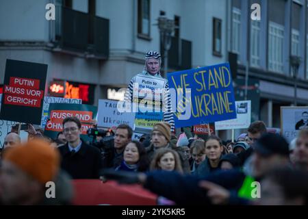 Tausende Menschen gingen am Sonntagnachmittag in Berlin-Mitte auf die Straße, um ein starkes Zeichen gegen Wladimir Putin, den Krieg in der Ukraine und die Unterdrückung in Russland zu setzen. Unter dem motto Nein zu Putin Freiheit für politische Gefangene forderten die Demonstranten den sofortigen Abzug der russischen Truppen aus der Ukraine, Die Freilassung aller politischen Gefangenen und die Anklage Putins als Kriegsverbrecher. MIT Plakaten und Sprechchören machten sie deutlich: Der Krieg muss beendet werden Berlin Deutschland *** migliaia di persone sono scese per le strade di Berlino Foto Stock