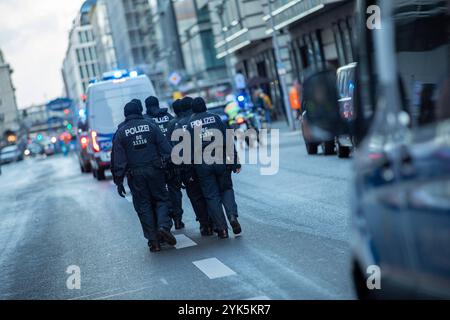 Tausende Menschen gingen am Sonntagnachmittag in Berlin-Mitte auf die Straße, um ein starkes Zeichen gegen Wladimir Putin, den Krieg in der Ukraine und die Unterdrückung in Russland zu setzen. Unter dem motto Nein zu Putin Freiheit für politische Gefangene forderten die Demonstranten den sofortigen Abzug der russischen Truppen aus der Ukraine, Die Freilassung aller politischen Gefangenen und die Anklage Putins als Kriegsverbrecher. MIT Plakaten und Sprechchören machten sie deutlich: Der Krieg muss beendet werden Berlin Deutschland *** migliaia di persone sono scese per le strade di Berlino Foto Stock