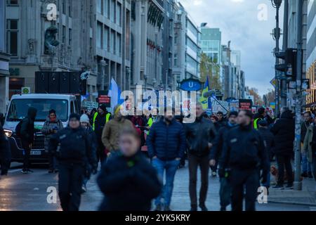 Tausende Menschen gingen am Sonntagnachmittag in Berlin-Mitte auf die Straße, um ein starkes Zeichen gegen Wladimir Putin, den Krieg in der Ukraine und die Unterdrückung in Russland zu setzen. Unter dem motto Nein zu Putin Freiheit für politische Gefangene forderten die Demonstranten den sofortigen Abzug der russischen Truppen aus der Ukraine, Die Freilassung aller politischen Gefangenen und die Anklage Putins als Kriegsverbrecher. MIT Plakaten und Sprechchören machten sie deutlich: Der Krieg muss beendet werden Berlin Deutschland *** migliaia di persone sono scese per le strade di Berlino Foto Stock