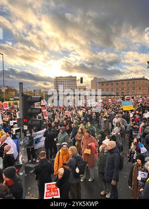 Tausende Menschen gingen am Sonntagnachmittag in Berlin-Mitte auf die Straße, um ein starkes Zeichen gegen Wladimir Putin, den Krieg in der Ukraine und die Unterdrückung in Russland zu setzen. Unter dem motto Nein zu Putin Freiheit für politische Gefangene forderten die Demonstranten den sofortigen Abzug der russischen Truppen aus der Ukraine, Die Freilassung aller politischen Gefangenen und die Anklage Putins als Kriegsverbrecher. MIT Plakaten und Sprechchören machten sie deutlich: Der Krieg muss beendet werden Berlin Deutschland *** migliaia di persone sono scese per le strade di Berlino Foto Stock