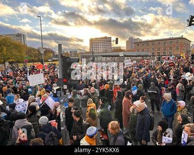 Tausende Menschen gingen am Sonntagnachmittag in Berlin-Mitte auf die Straße, um ein starkes Zeichen gegen Wladimir Putin, den Krieg in der Ukraine und die Unterdrückung in Russland zu setzen. Unter dem motto Nein zu Putin Freiheit für politische Gefangene forderten die Demonstranten den sofortigen Abzug der russischen Truppen aus der Ukraine, Die Freilassung aller politischen Gefangenen und die Anklage Putins als Kriegsverbrecher. MIT Plakaten und Sprechchören machten sie deutlich: Der Krieg muss beendet werden Berlin Deutschland *** migliaia di persone sono scese per le strade di Berlino Foto Stock