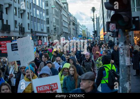 Tausende Menschen gingen am Sonntagnachmittag in Berlin-Mitte auf die Straße, um ein starkes Zeichen gegen Wladimir Putin, den Krieg in der Ukraine und die Unterdrückung in Russland zu setzen. Unter dem motto Nein zu Putin Freiheit für politische Gefangene forderten die Demonstranten den sofortigen Abzug der russischen Truppen aus der Ukraine, Die Freilassung aller politischen Gefangenen und die Anklage Putins als Kriegsverbrecher. MIT Plakaten und Sprechchören machten sie deutlich: Der Krieg muss beendet werden Berlin Deutschland *** migliaia di persone sono scese per le strade di Berlino Foto Stock