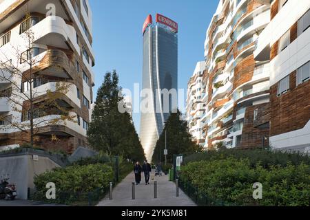 Generali Building Tower a Citylife , Milano, Italia. Vista dall'area residenziale progettata dall'architetto Zaha Hadid Foto Stock