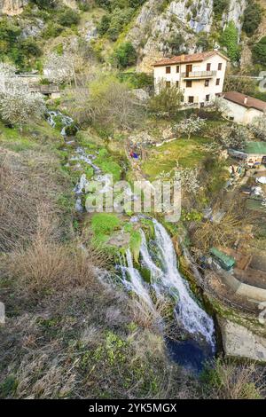 Sentiero Paseo del Molinar, cascata del fiume Molinar, Tobera, Parco naturale Montes Obarenes-San Zadornil, Las Merindades, Burgos, Castilla y Leon, Spagna, E Foto Stock