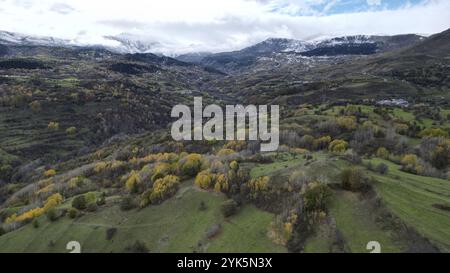 Vista panoramica delle montagne innevate e della lussureggiante valle verde. Posof, Ardahan, TURCHIA Foto Stock